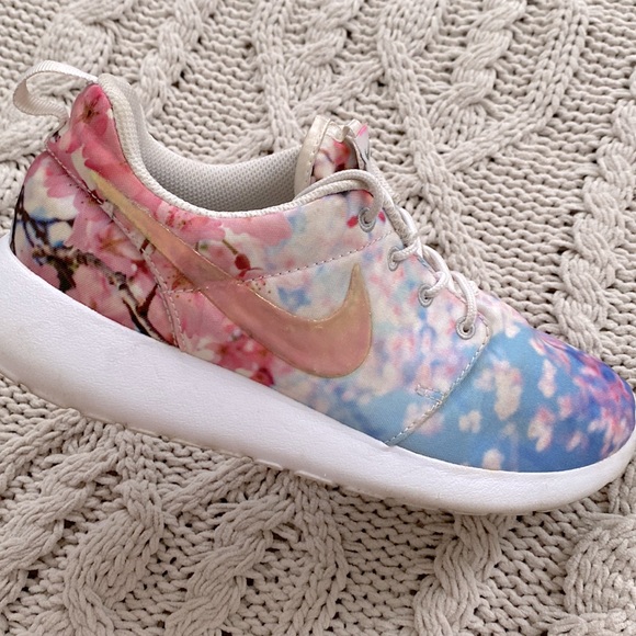 Custom Nike Aurora Iridescent Cherry Blossom Roshe 1 One Women Size 7 - Picture 3 of 8